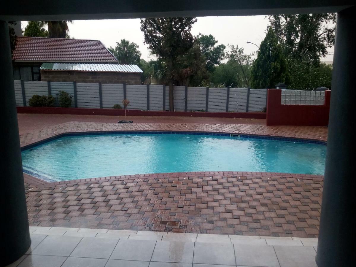 On Hill Lodge Bloemfontein Extérieur photo