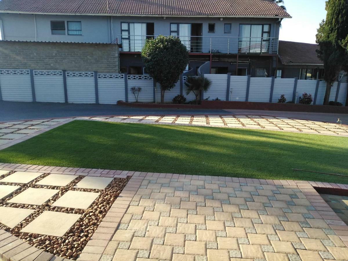 On Hill Lodge Bloemfontein Extérieur photo